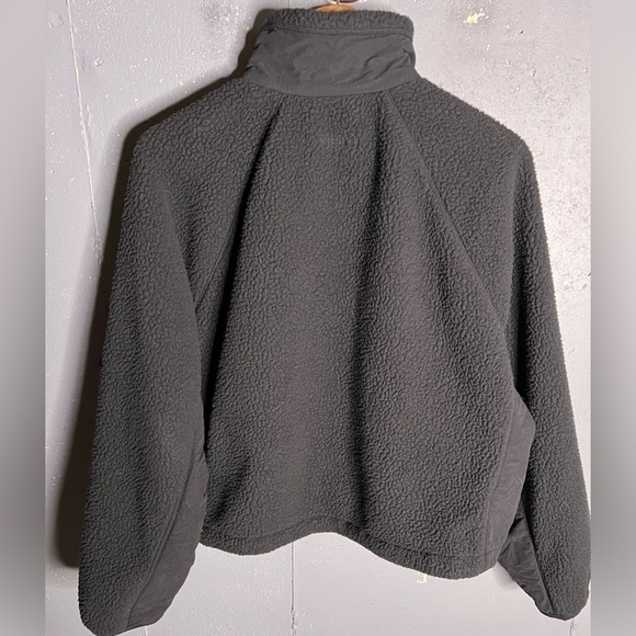 Vuori Alpine Sherpa Jacket in Black.  Size Medium 
Like New - Picture 4 of 13